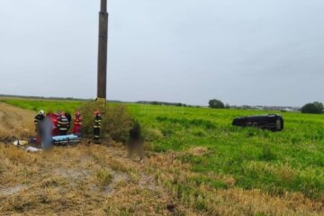 Autoturismul marca Porche s-a răsturnat din cazau că șoferul circula cu viteză prea mare
