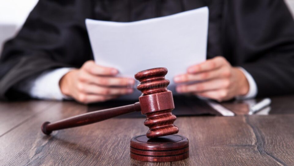 Pedepse cu executare pentru patru tâlhari care au dus un bătrân cu forța pe la bancomate pentru a-i lua banii Pedepse cu executare pentru patru tâlhari care au dus un bătrân cu forța pe la bancomate pentru a-i lua banii