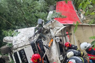 Tir răsturnat într-o râpă din apropierea E85