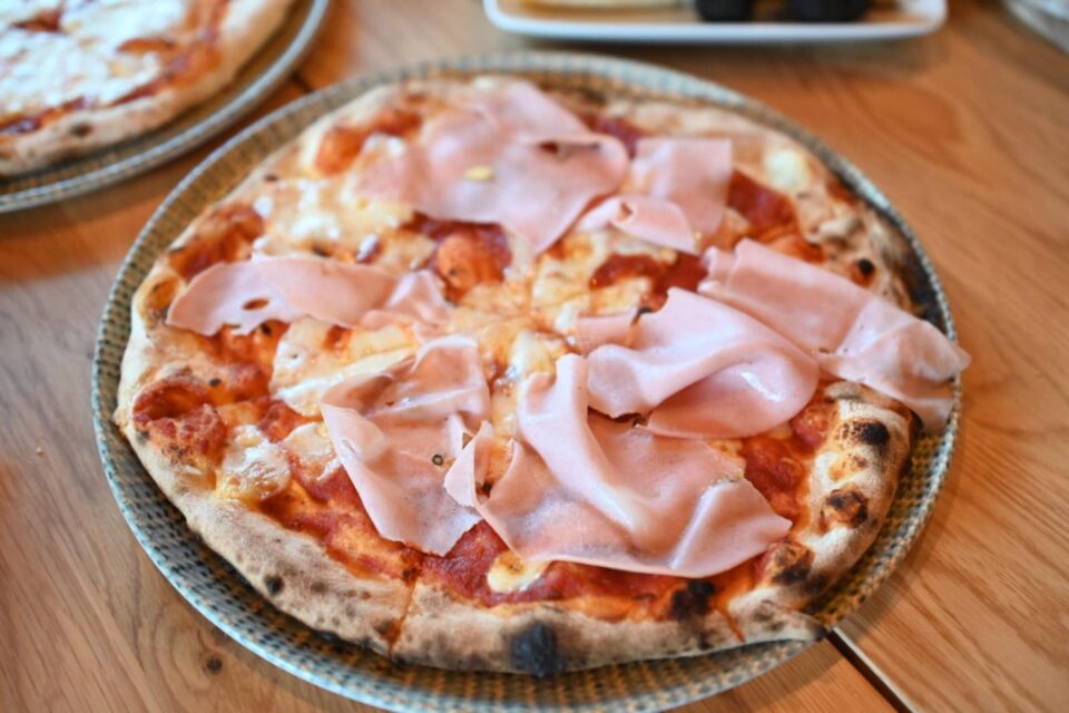Restaurantul „ONE” – Pizzerie: bunătăți după rețete italiene fabuloase, cu arome delicioase, pregătite de bucătari școliți de specialiști italieni