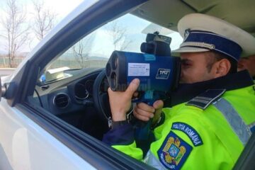 Șoferul circula cu viteză excesivă (foto generic)