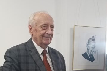 Artistul Radu Bercea in cadrul expozitiei deschise la Gura Humorului