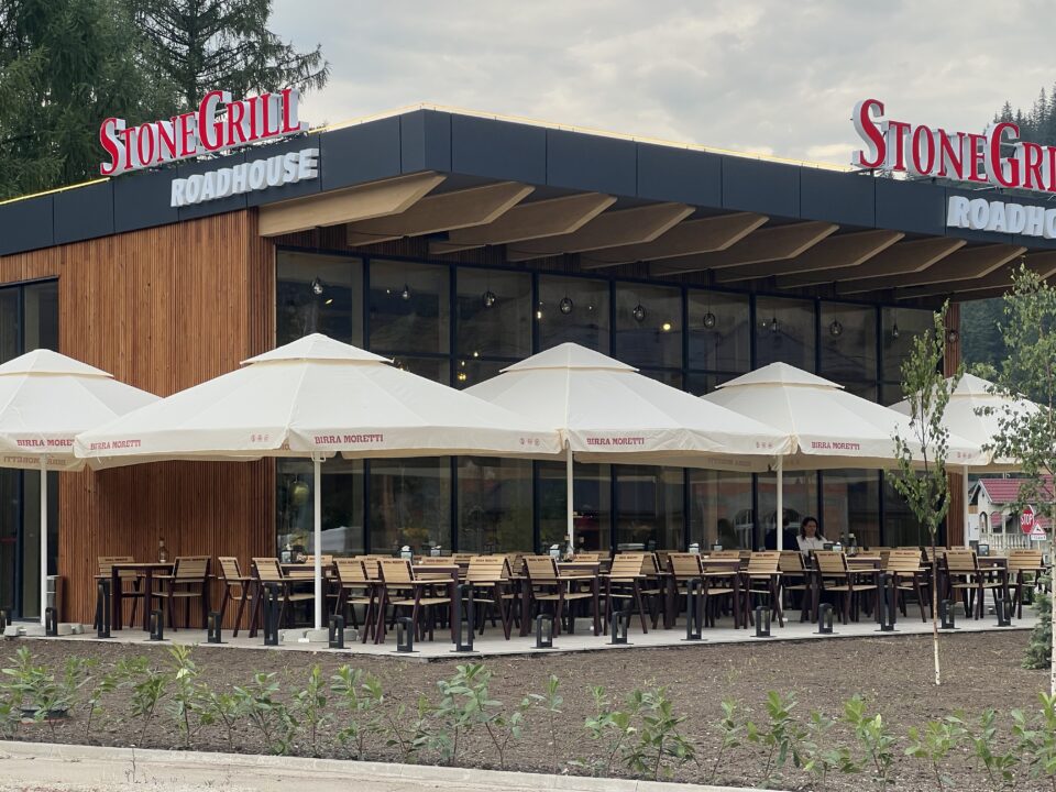 Stone Grill Roadhouse din Pojorâta, restaurant self service într-un complex de facilități și servicii deschis la șosea