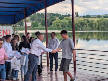 Primarul din Fălticeni, Cătălin Coman, i-a premiat pe elevii cu cele mai mari medii la bacalaureat și evaluarea națională
