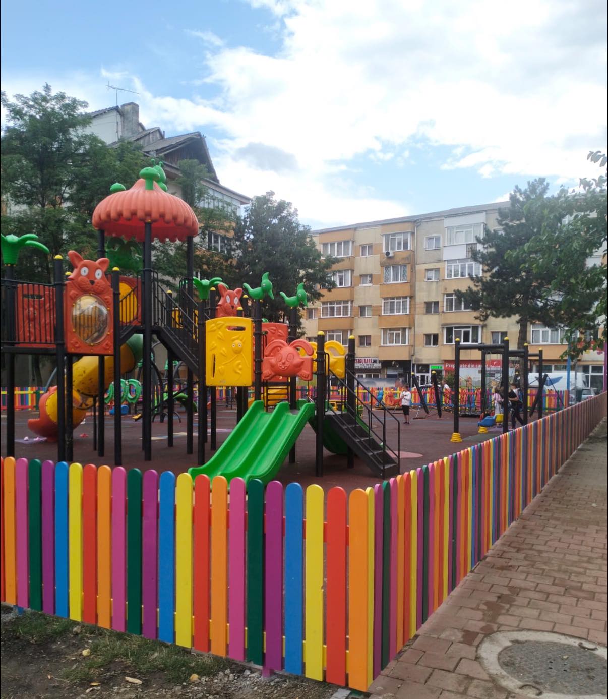 Încă 10-15 locuri de joacă vor fi reabilitate de Primăria Suceava în acest an
