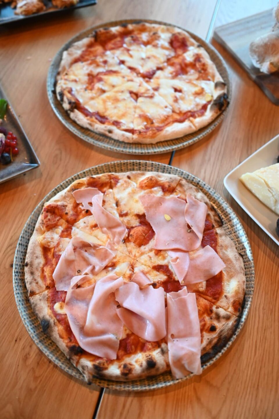 Restaurantul „ONE” – Pizzerie: bunătăți după rețete italiene fabuloase, cu arome delicioase, pregătite de bucătari școliți de specialiști italieni