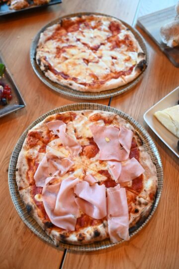 Restaurantul „ONE” – Pizzerie: bunătăți după rețete italiene fabuloase, cu arome delicioase, pregătite de bucătari școliți de specialiști italieni