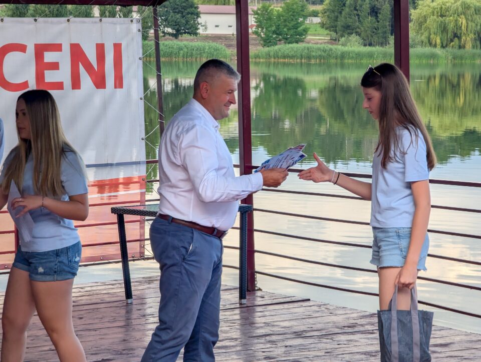 Primarul din Fălticeni, Cătălin Coman, i-a premiat pe elevii cu cele mai mari medii la bacalaureat și evaluarea națională