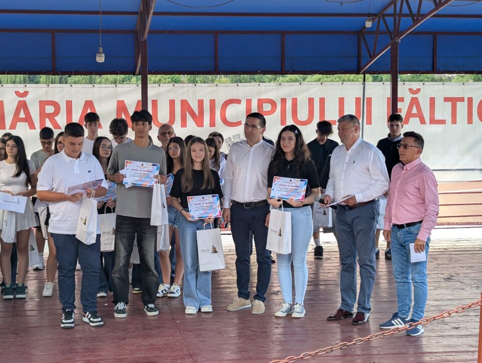 Primarul din Fălticeni, Cătălin Coman, i-a premiat pe elevii cu cele mai mari medii la bacalaureat și evaluarea națională