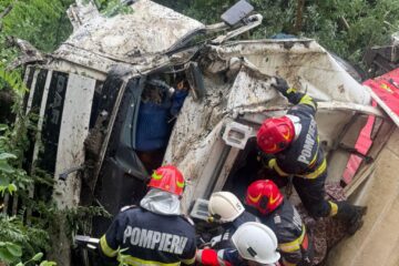 Șoferul care a zburat cu tirul într-o râpă, la Dănila, a scăpat cu viață
