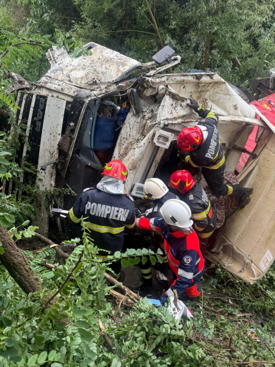 Șoferul care a zburat cu tirul într-o râpă, la Dănila, a scăpat cu viață