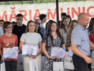 Primarul din Fălticeni, Cătălin Coman, i-a premiat pe elevii cu cele mai mari medii la bacalaureat și evaluarea națională