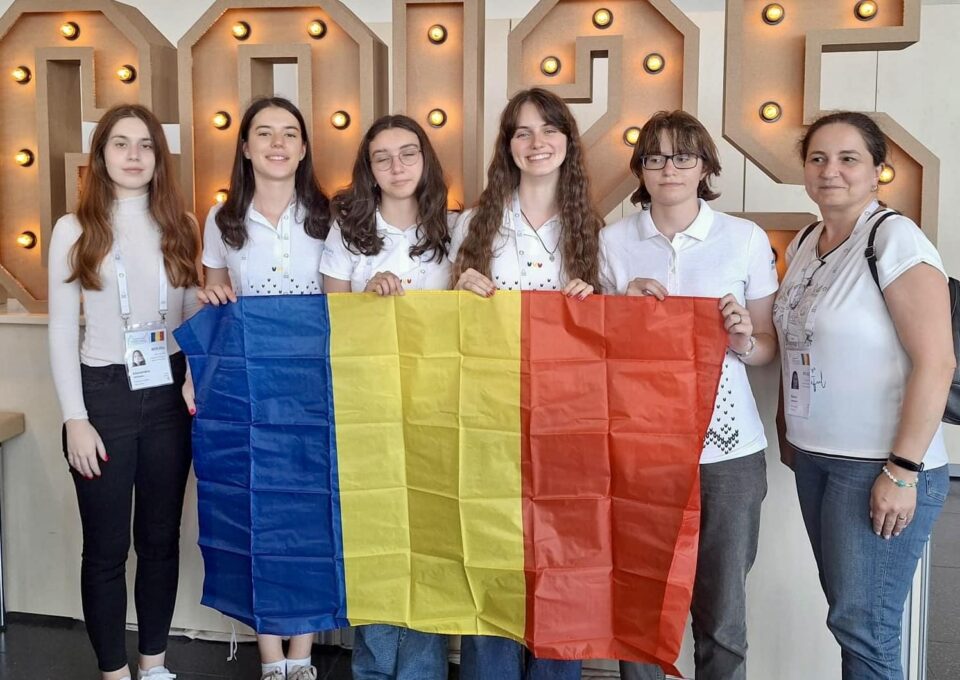 Medalii pentru echipa României, coordonată de prof. Raluca Costineanu, la Olimpiada Europeană de Informatică pentru Fete