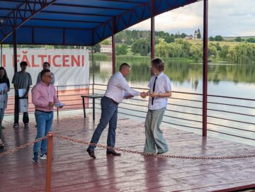 Primarul din Fălticeni, Cătălin Coman, i-a premiat pe elevii cu cele mai mari medii la bacalaureat și evaluarea națională