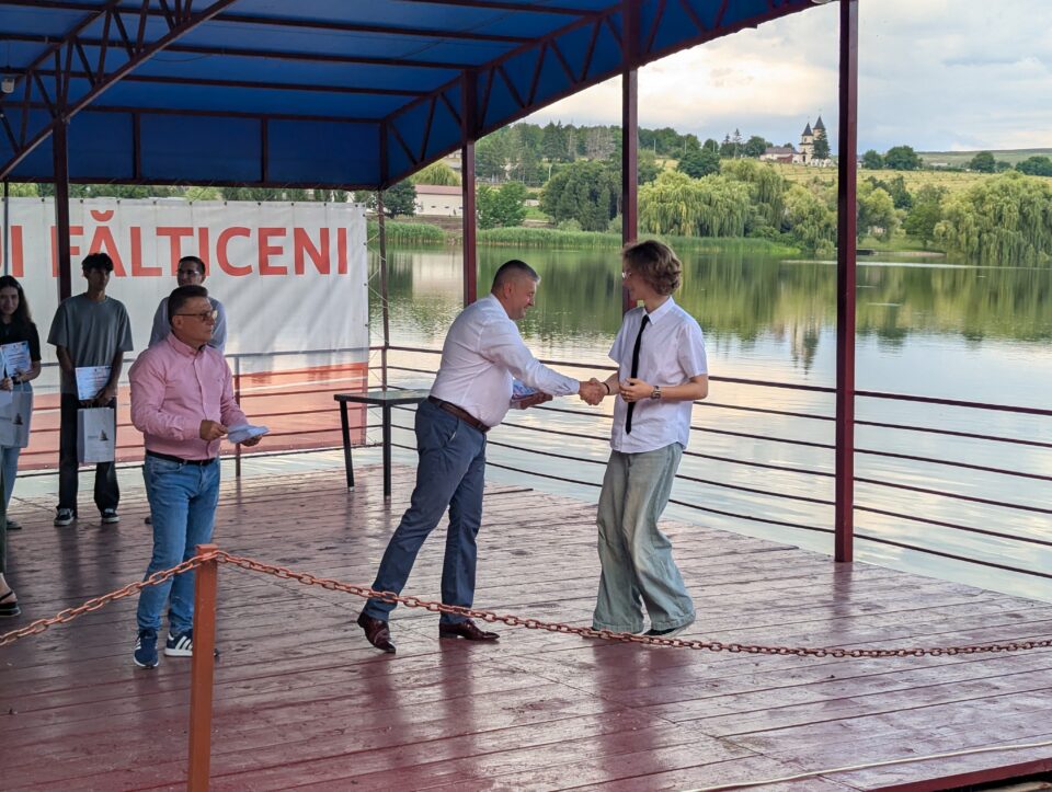 Primarul din Fălticeni, Cătălin Coman, i-a premiat pe elevii cu cele mai mari medii la bacalaureat și evaluarea națională