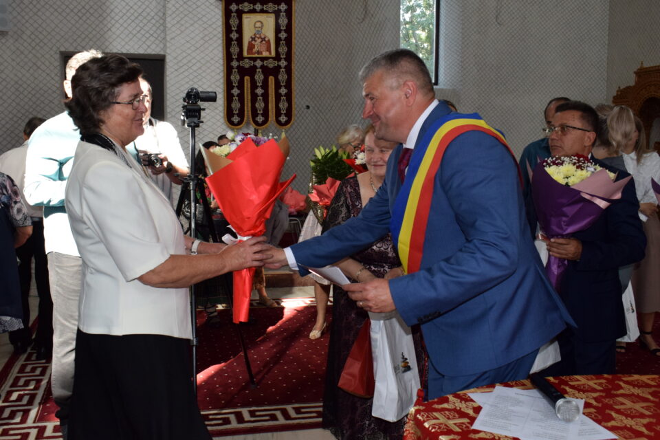 „Nunta de Aur” la Fălticeni: Peste 40 de cupluri celebrate pentru 50 de ani de căsătorie în cadrul unui eveniment emoționant