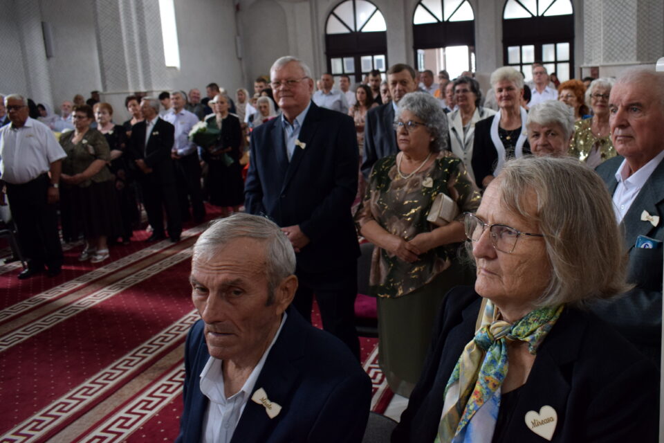 „Nunta de Aur” la Fălticeni: Peste 40 de cupluri celebrate pentru 50 de ani de căsătorie în cadrul unui eveniment emoționant