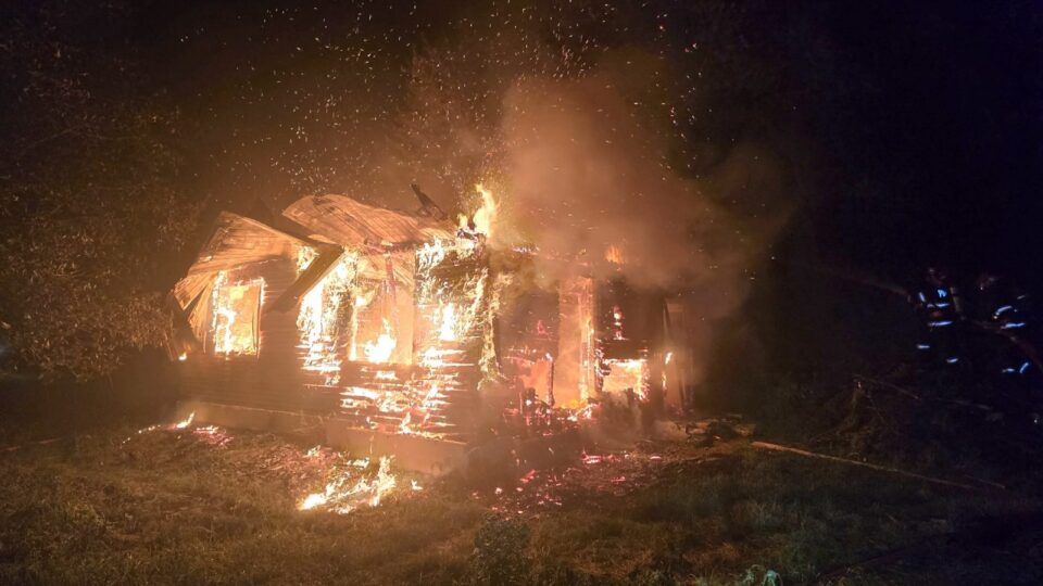 O casă din lemn s-a făcut scrum după un puternic incendiu