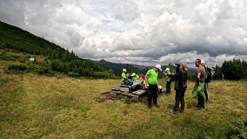 Mai mulți tineri suceveni au putut să observe în Parcul Național Călimani impactul activităților umane asupra mediului montan