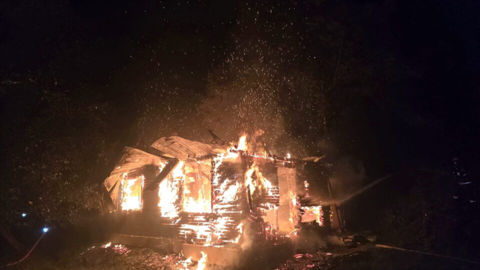 O casă din lemn s-a făcut scrum după un puternic incendiu