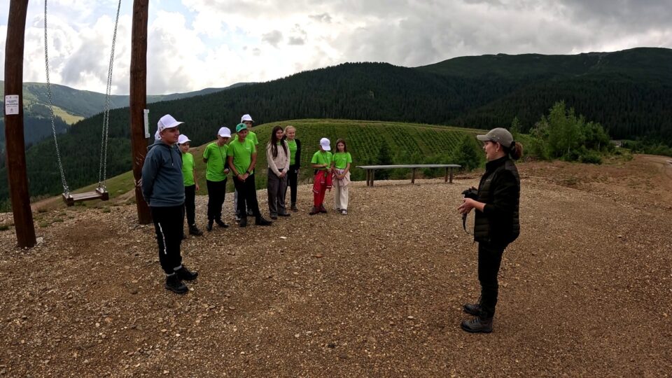 Mai mulți tineri suceveni au putut să observe în Parcul Național Călimani impactul activităților umane asupra mediului montan
