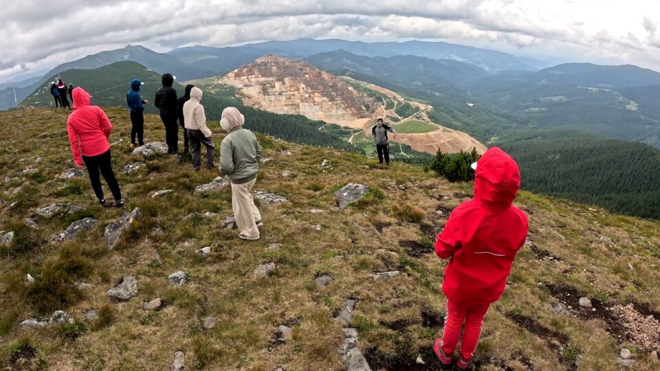 Mai mulți tineri suceveni au putut să observe în Parcul Național Călimani impactul activităților umane asupra mediului montan