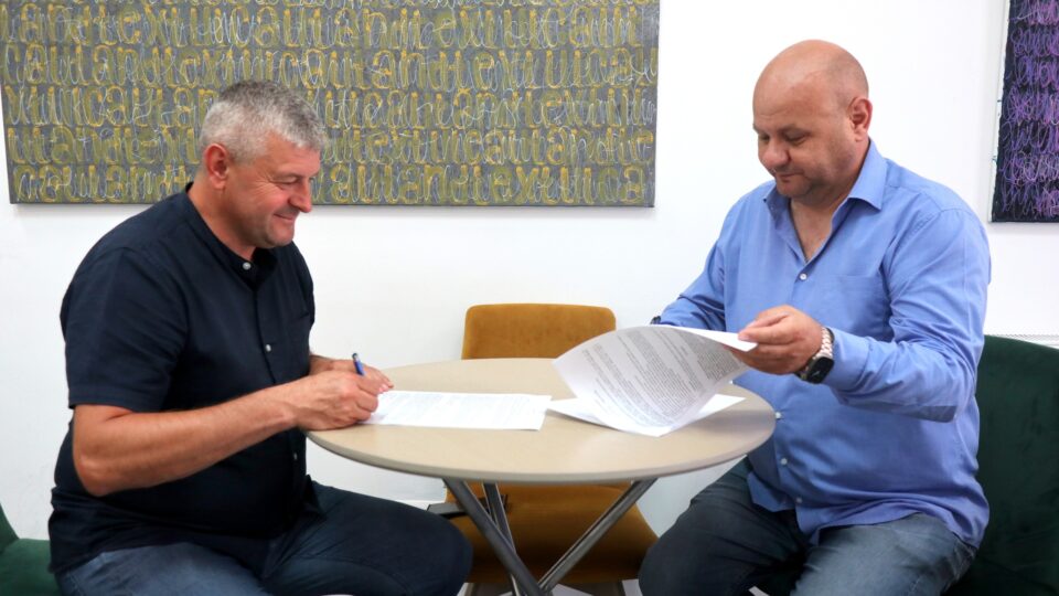 Contractul pentru execuția lucrărilor a fost semnat de către primarul Gheorghe Cătălin Coman și reprezentantul firmei SYM RSC SRL