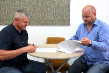 Contractul pentru execuția lucrărilor a fost semnat de către primarul Gheorghe Cătălin Coman și reprezentantul firmei SYM RSC SRL