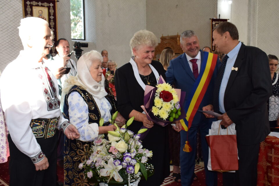 „Nunta de Aur” la Fălticeni: Peste 40 de cupluri celebrate pentru 50 de ani de căsătorie în cadrul unui eveniment emoționant