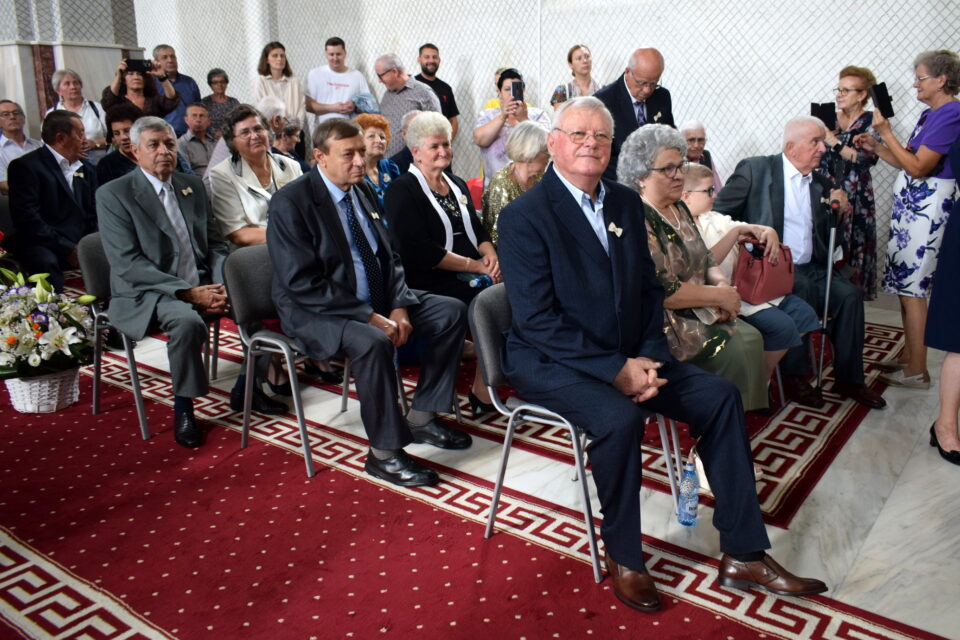 „Nunta de Aur” la Fălticeni: Peste 40 de cupluri celebrate pentru 50 de ani de căsătorie în cadrul unui eveniment emoționant