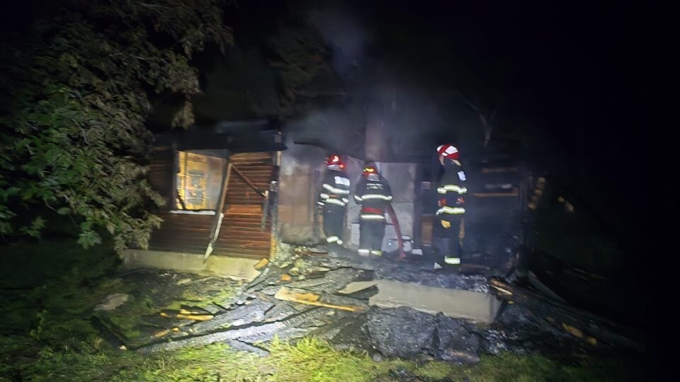 O casă din lemn s-a făcut scrum după un puternic incendiu