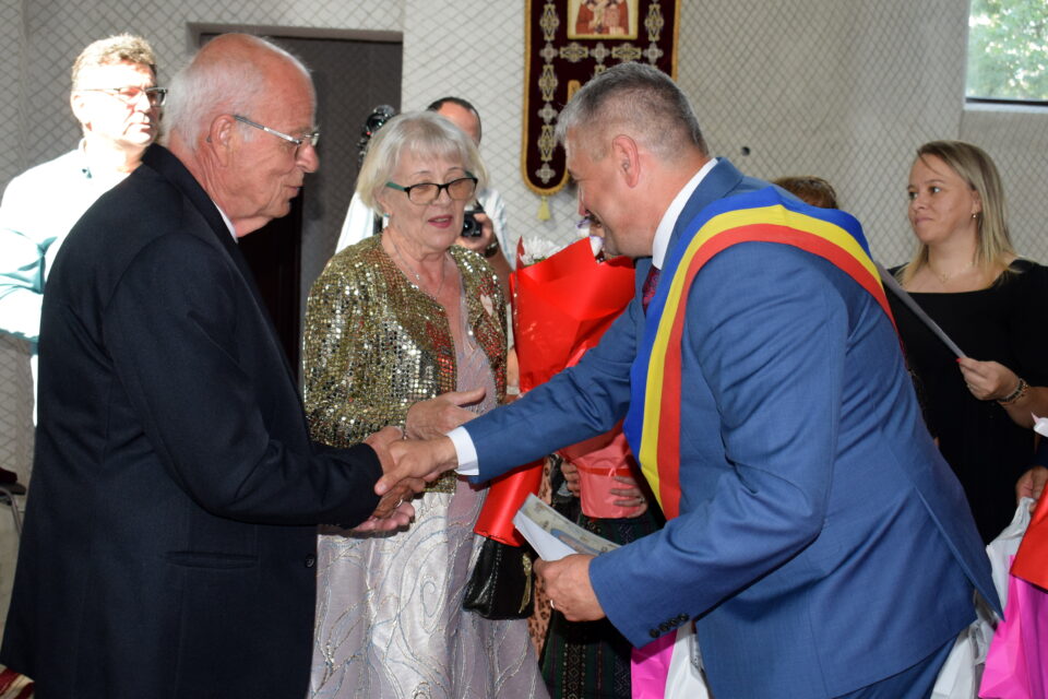 „Nunta de Aur” la Fălticeni: Peste 40 de cupluri celebrate pentru 50 de ani de căsătorie în cadrul unui eveniment emoționant