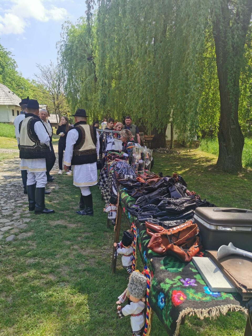 Meșteri populari, produse tradiționale și de anticariat, producători handmade, toate la Muzeul Satului Bucovinean