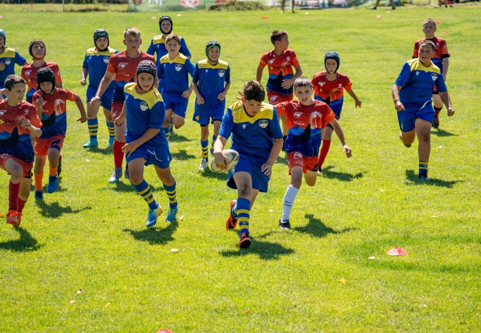 În jur de 320 de copii, participare record, la un turneu de rugby, la Gura Humorului