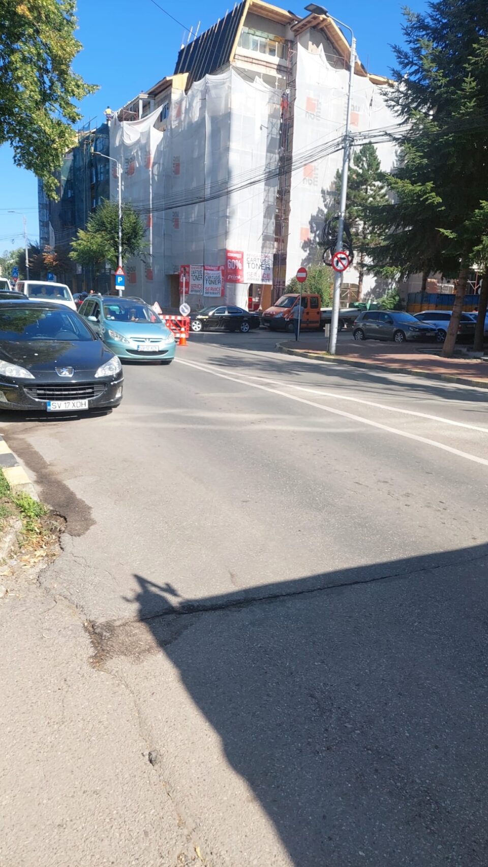 A început îngroparea cablurilor de pe stâlpi în municipiul Suceava