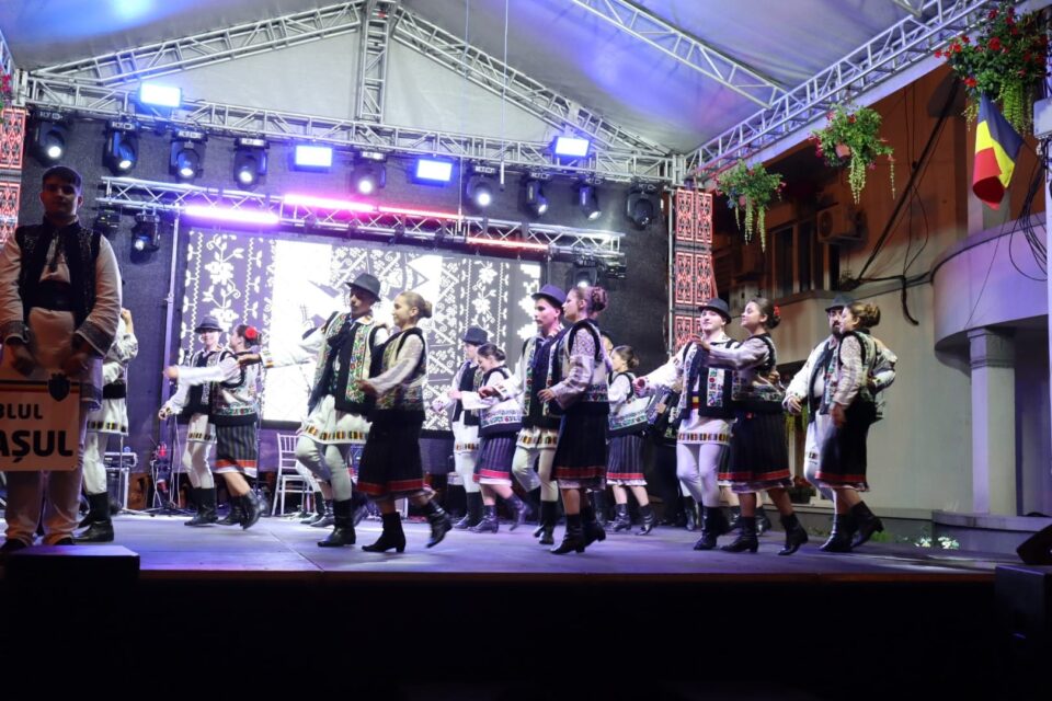 Dansuri și tradiții din Liteni, pe scena festivalului de la Câmpulung Moldovenesc