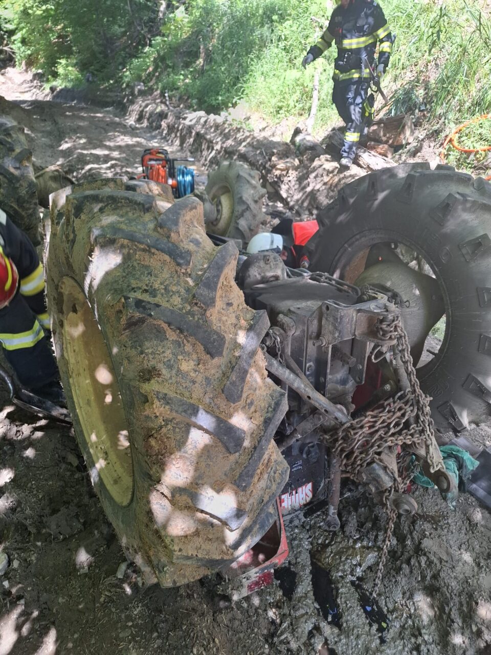 Un bărbat care s-a răsturnat cu tractorul și a suferit răni multiple, preluat și dus la spital cu elicopterul