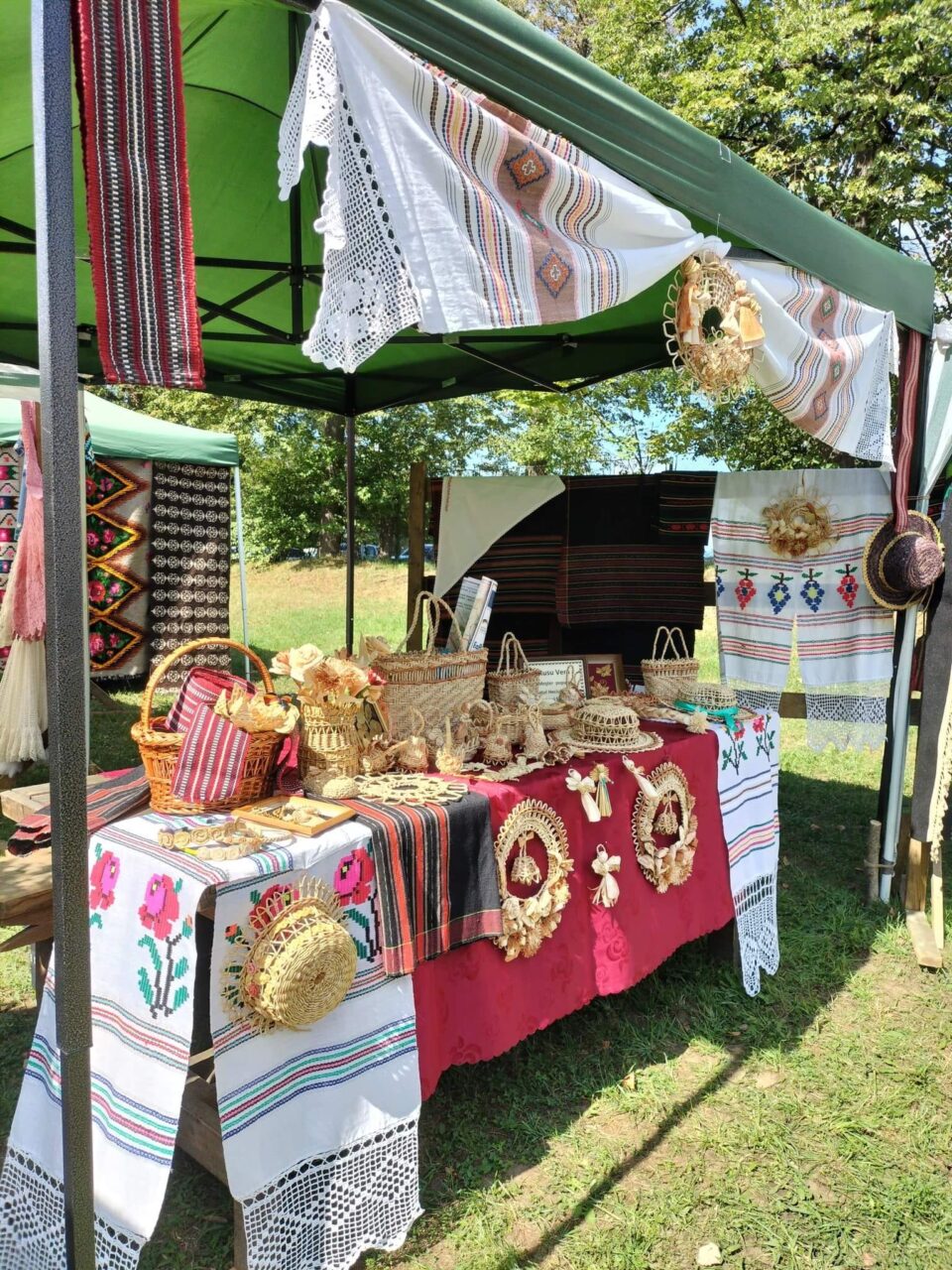 Meșteri populari, produse tradiționale și de anticariat, producători handmade, toate la Muzeul Satului Bucovinean