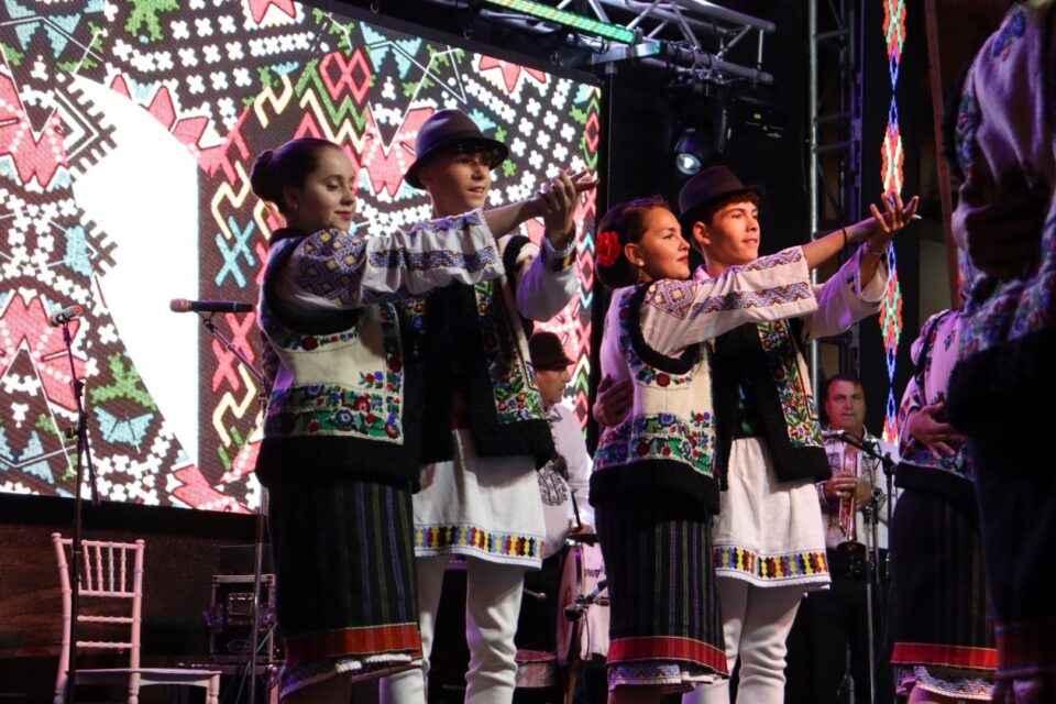 Dansuri și tradiții din Liteni, pe scena festivalului de la Câmpulung Moldovenesc