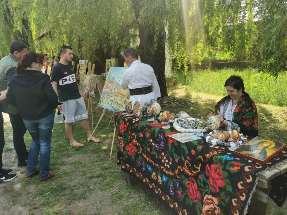 Meșteri populari, produse tradiționale și de anticariat, producători handmade, toate la Muzeul Satului Bucovinean