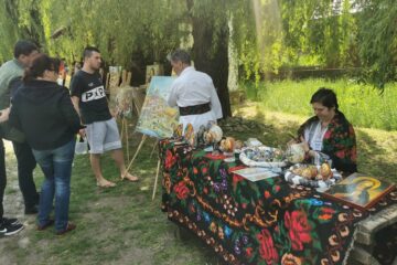 Meșteri populari, produse tradiționale și de anticariat, producători handmade, toate la Muzeul Satului Bucovinean