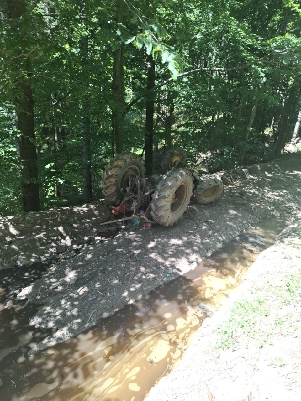 Un bărbat care s-a răsturnat cu tractorul și a suferit răni multiple, preluat și dus la spital cu elicopterul