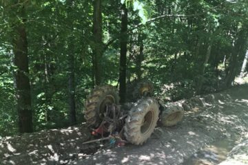 Un bărbat care s-a răsturnat cu tractorul și a suferit răni multiple, preluat și dus la spital cu elicopterul