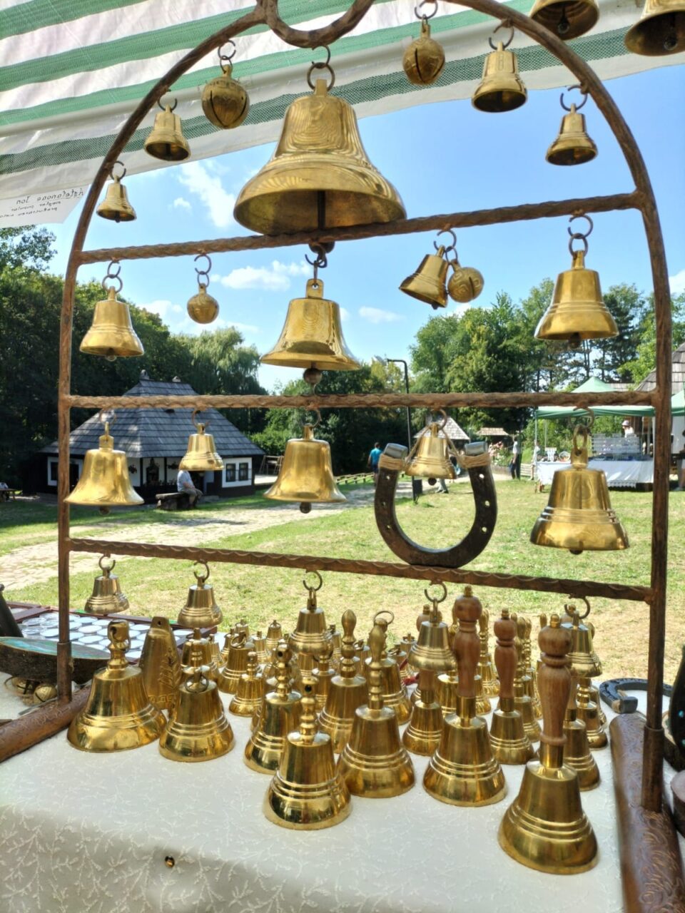 Meșteri populari, produse tradiționale și de anticariat, producători handmade, toate la Muzeul Satului Bucovinean