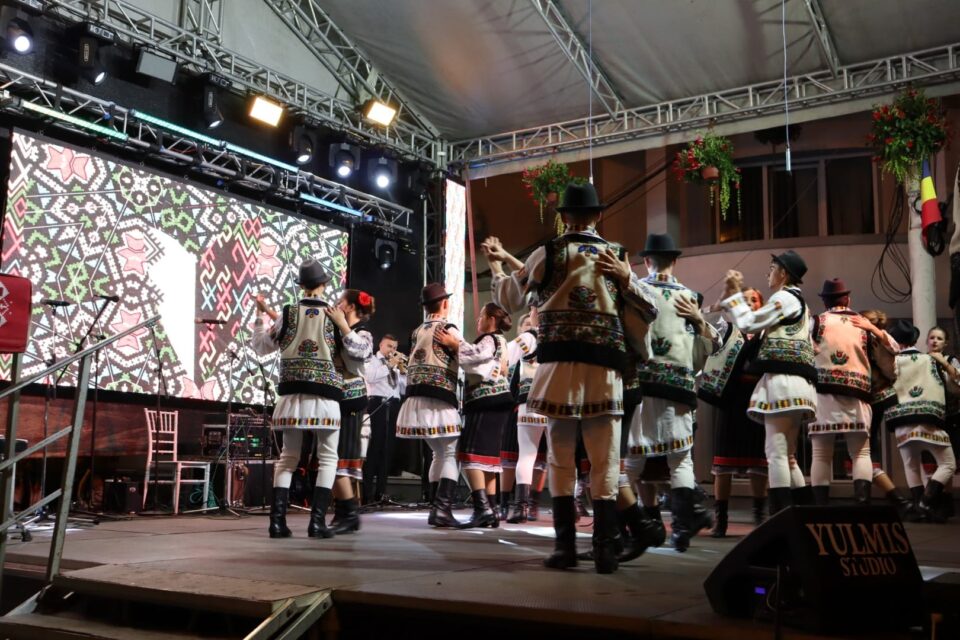 Dansuri și tradiții din Liteni, pe scena festivalului de la Câmpulung Moldovenesc