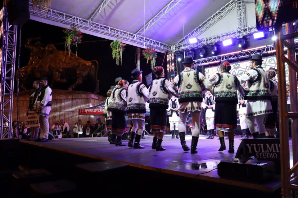 Dansuri și tradiții din Liteni, pe scena festivalului de la Câmpulung Moldovenesc