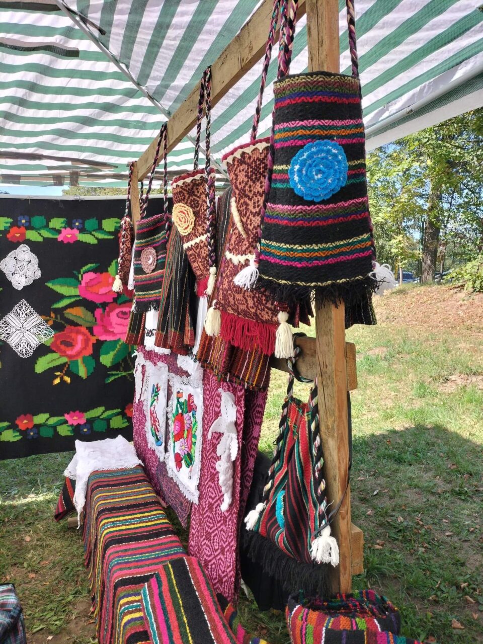 Meșteri populari, produse tradiționale și de anticariat, producători handmade, toate la Muzeul Satului Bucovinean