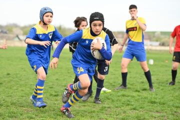 În jur de 320 de copii, participare record, la un turneu de rugby, la Gura Humorului