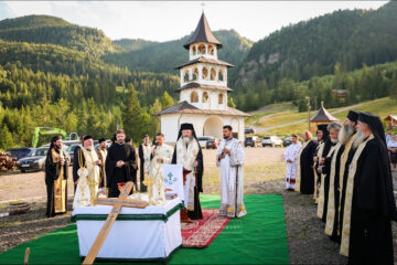 Sfințirea pietrei de temelie pentru cel dintâi locaș închinat Schimonahiei Elisabeta Lazăr, pustnica Giumalăului