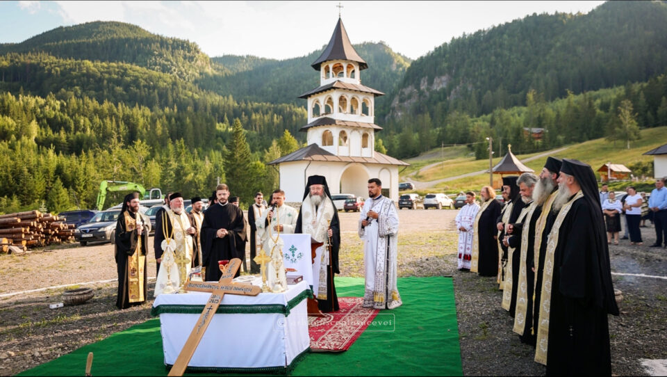 Sfințirea pietrei de temelie pentru cel dintâi locaș închinat Schimonahiei Elisabeta Lazăr, pustnica Giumalăului